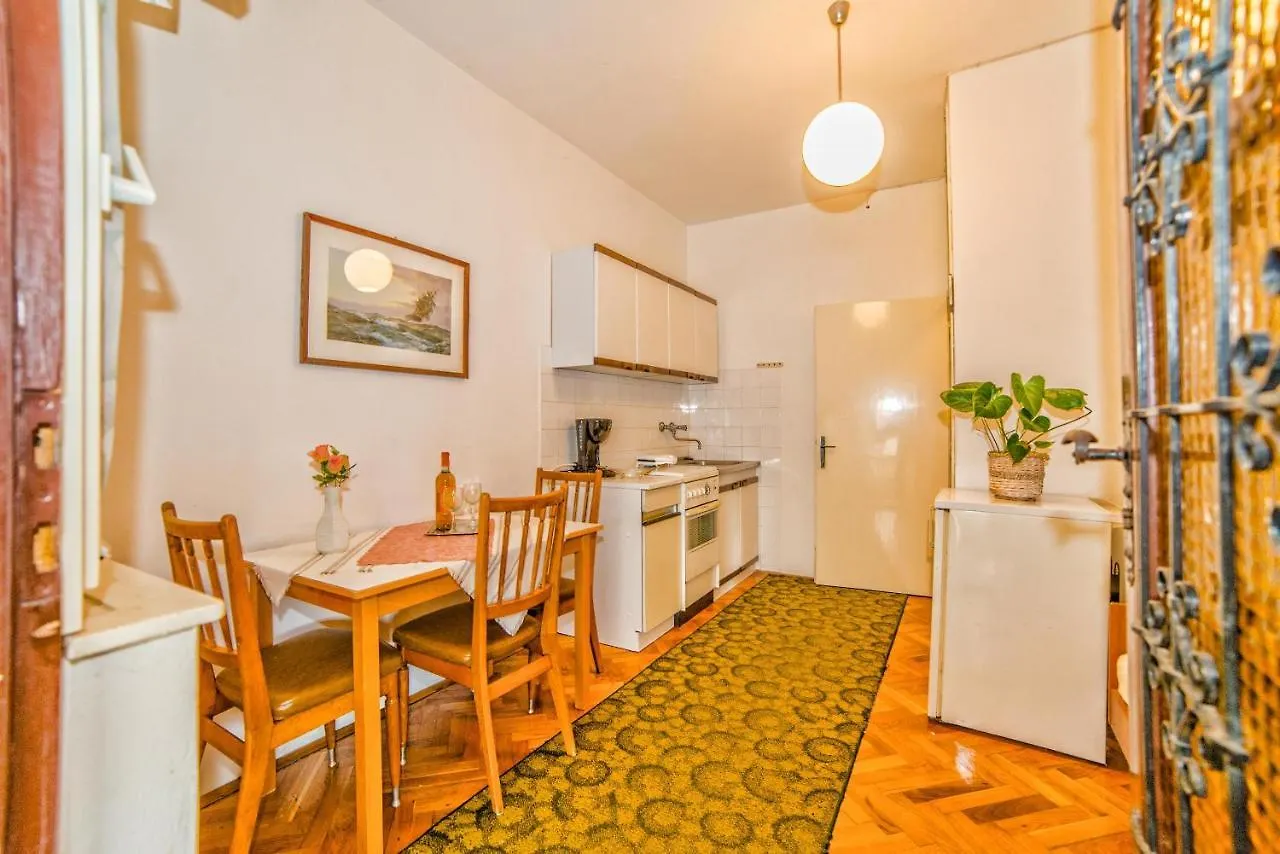 Guest house Apartments Poljak Rabac